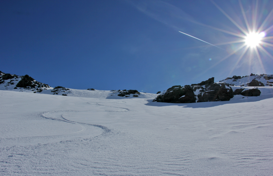 Ski tracks in Vallon du Lou, Val Thorens