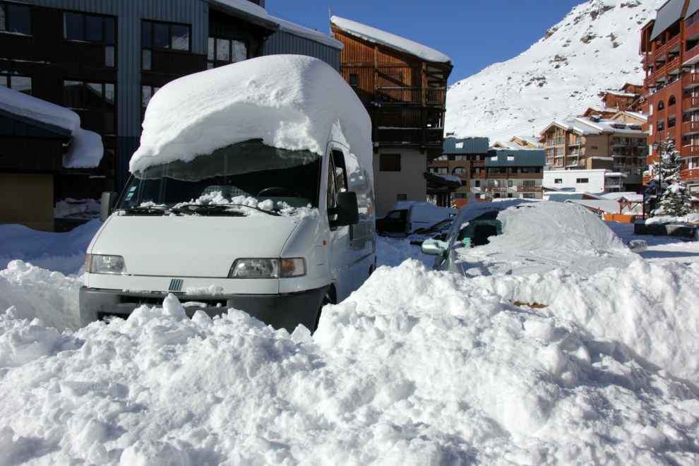 Snow-covered vehicles, Val Thorens