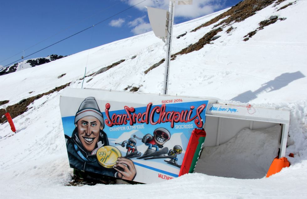 Painted start hut on Stade Yannick Richard, Val Thorens Painted start hut on Stade Yannick Richard, Val Thorens